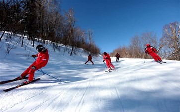 亚布力滑雪旅游-重庆冰雪旅游-纯玩东北冰雪旅游