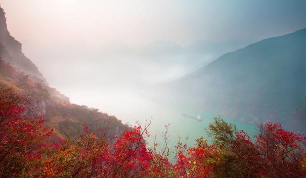 重庆三峡旅游-三峡巫峡晨雾中的主航道红叶