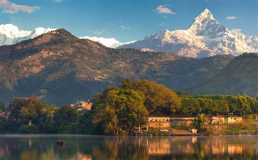 尼泊尔·博卡拉·湖边区眺望珠穆朗玛峰-重庆中国青年旅行社