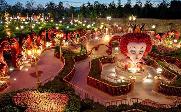 上海迪士尼乐园游乐项目:梦幻世界爱丽丝梦游仙境迷宫