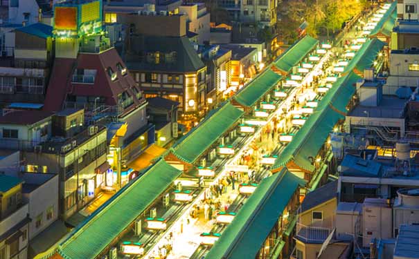 日本旅游淡季旺季:仲见世商店街夜景