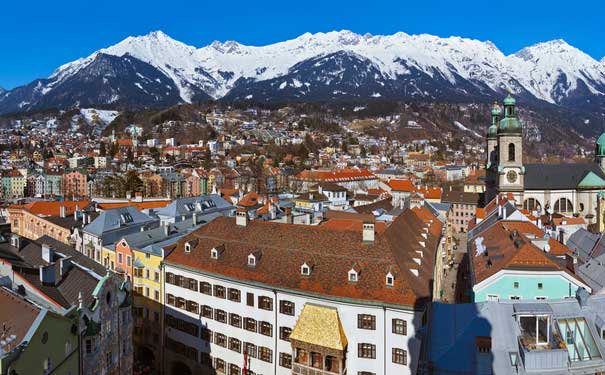 奥地利因斯布鲁克远眺阿尔卑斯山脉滑雪场
