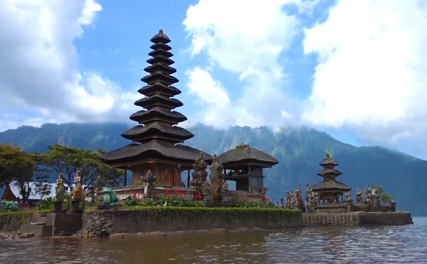 巴厘岛山中湖旁的圣泉寺