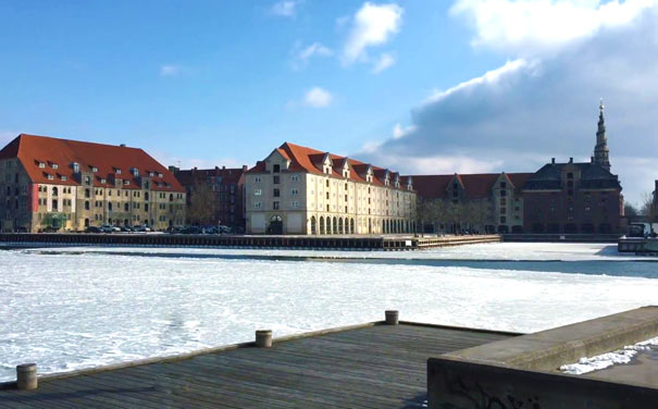 冬季丹麦结冰的运河