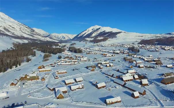 冬天旅游：新疆禾木村雪景