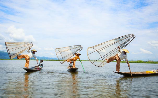缅甸旅游攻略：茵莱湖上单脚划船渔民表演