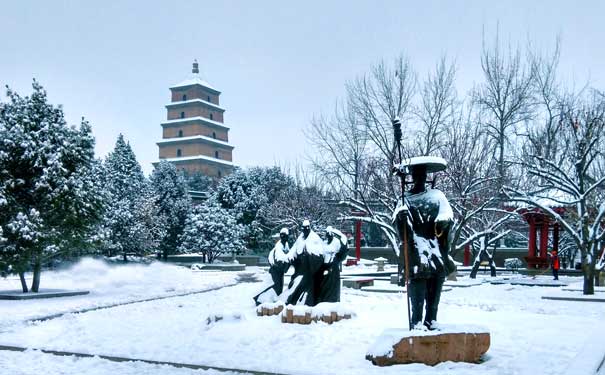 国内冬季旅游推荐：西安大雁塔雪景