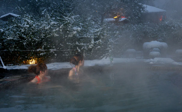 12月长白山旅游：雪地温泉