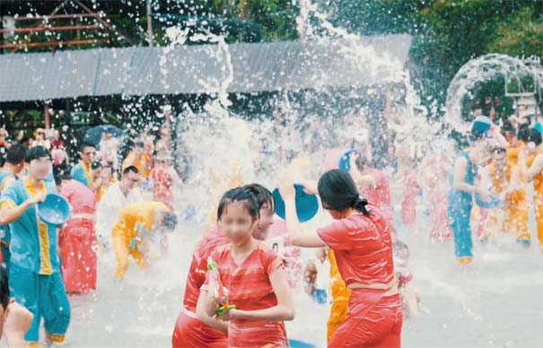 西双版纳旅游：傣族园泼水节