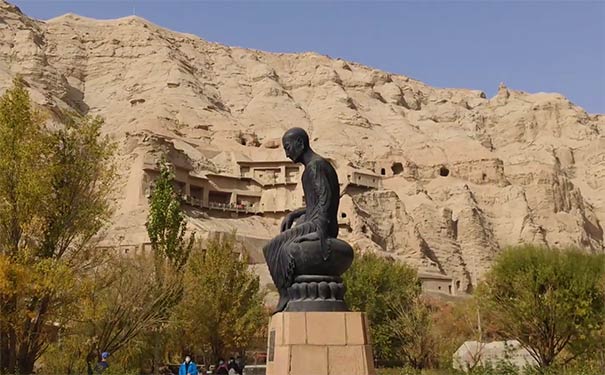 新疆旅游景点：克孜尔尕哈石窟(千佛洞)鸠摩罗什大师雕像