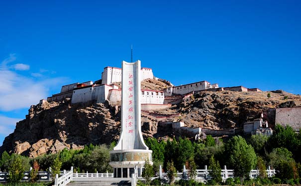 西藏旅游景点：江孜宗山英雄纪念碑