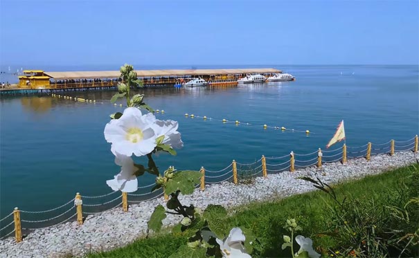 新疆旅游景点：博斯腾湖码头