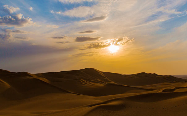 新疆旅游：库木塔格沙漠夕阳