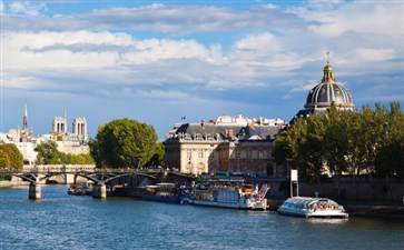 欧洲旅游：法国巴黎塞纳河畔