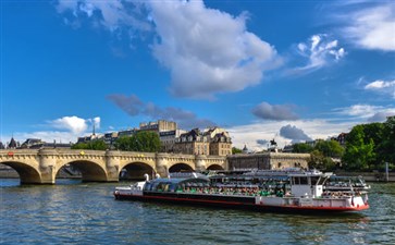 欧洲旅游：法国巴黎塞纳河游船