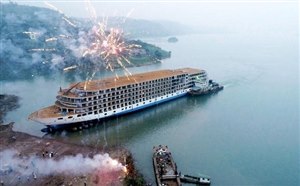 长江三峡游轮世纪新旗舰《世纪荣耀号》下水 2019年9月首航