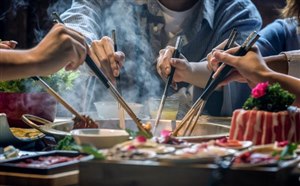 跟着国际网红“无语哥”中国美食行 天津、重庆、广州等地