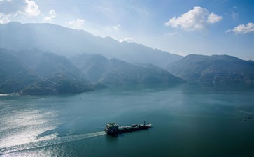 新高湖号三峡游船游览三峡景色-重庆三峡游
