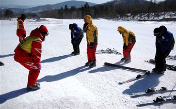 亚布力滑雪旅游-重庆冰雪旅游-纯玩东北冰雪旅游