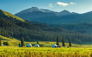 那拉提河谷草原-新疆旅游-重庆青年旅行社