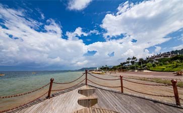 抚仙湖澄澈湖景-重庆到云南自驾旅游-重庆青年旅行社