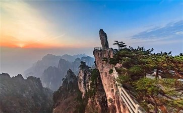 黄山飞来石-重庆到黄山旅游-重庆中国青年旅行社