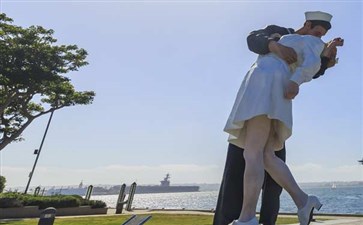 美国·圣地亚哥·军港胜利之吻雕像-重庆旅行社