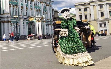 俄罗斯·圣彼得堡·冬宫广场上的仿古马车-重庆中国青年旅行社