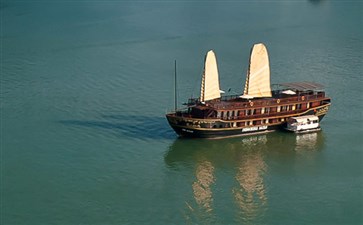越南下龙湾仿古帆船