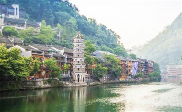 凤凰古城清晨薄雾-重庆自驾旅游