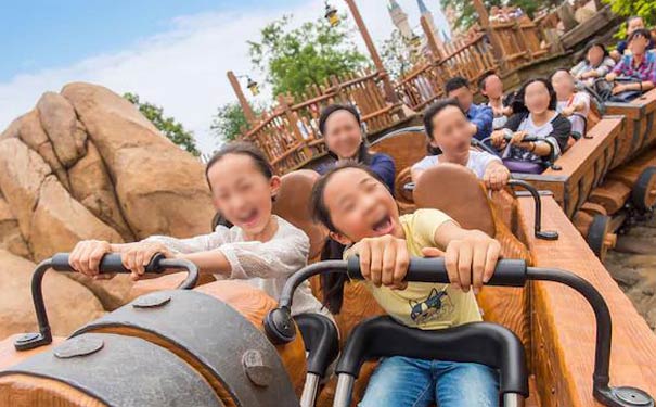 上海迪士尼乐园游乐项目:梦幻世界七个小矮人矿山车
