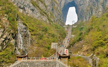 张家界天门山天门洞开-重庆三峡旅游