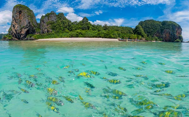 热门海岛旅游目的地之甲米poda海滩旁