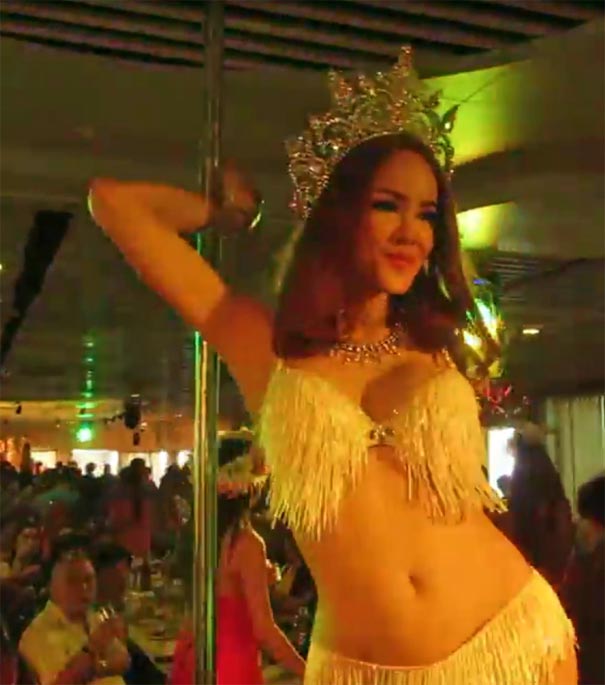 泰国芭提雅暹罗公主号游船边吃边看人妖表演