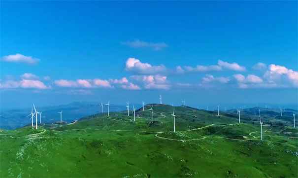 威宁草海旁山上的风力发电站