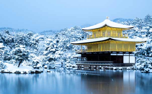日本京都金阁寺冬季雪景