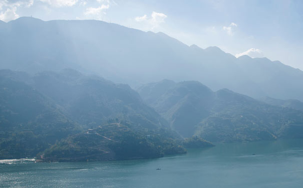 重庆三峡旅游游船过西陵峡