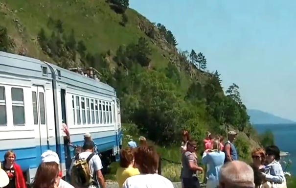 俄罗斯贝加尔湖环湖火车