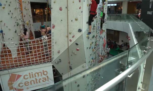 新加坡旅游玩法：到购物中心去挑战室内最高攀岩墙