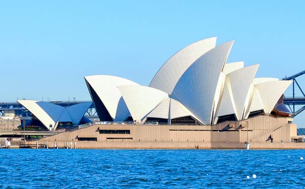 澳大利亚旅游景点：悉尼港中的悉尼歌剧院