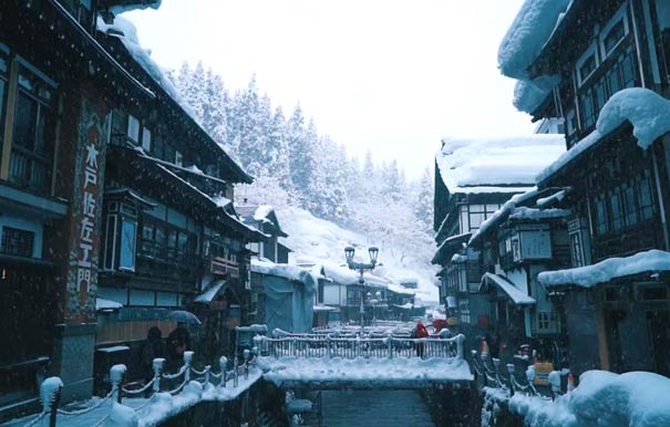 日本冬季旅游：山形县雪中的银山温泉