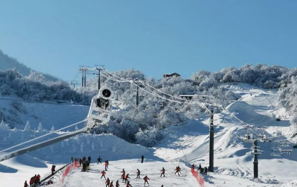 西岭雪山滑雪场雪道图片