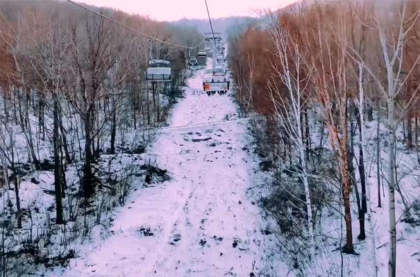 冬季黑龙江亚布力滑雪场缆车