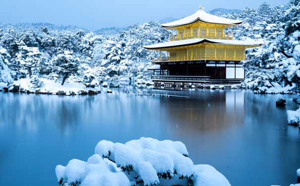 日本京都金阁寺雪景