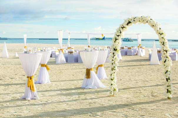 马尔代夫蜜月旅游：伊露岛沙滩婚礼