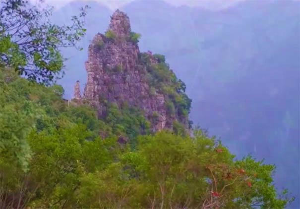 巫山十二峰：神女峰