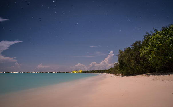 马尔代夫旅游：神仙珊瑚岛沙滩夜景