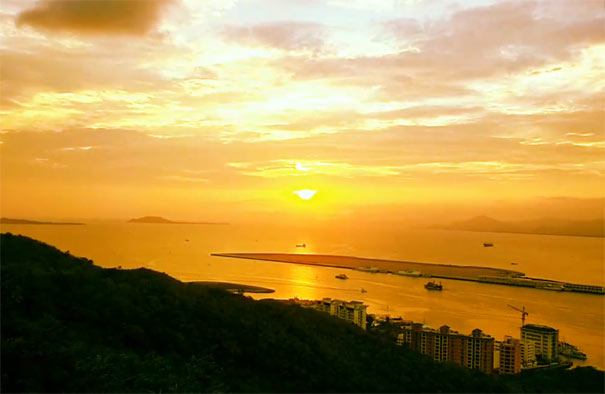 三亚海滩旅游：鹿回头海岸线落日