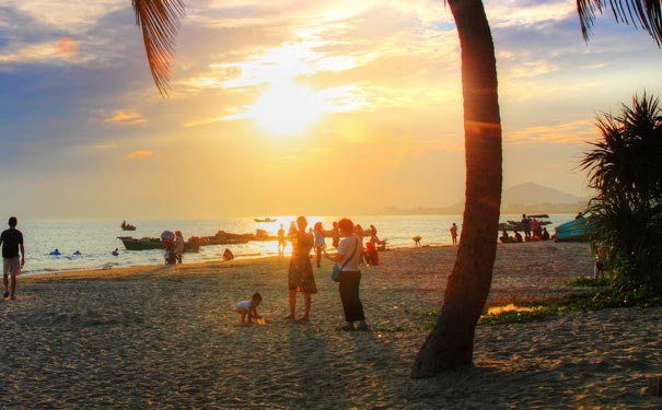 三亚旅游景点：三亚湾沙滩夕阳