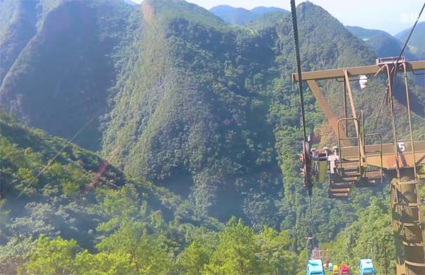 重庆涪陵武陵山大裂谷缆车